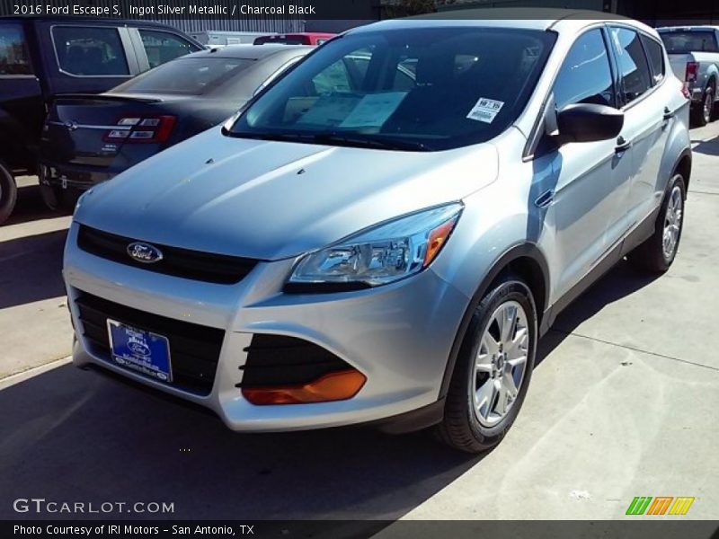 Ingot Silver Metallic / Charcoal Black 2016 Ford Escape S