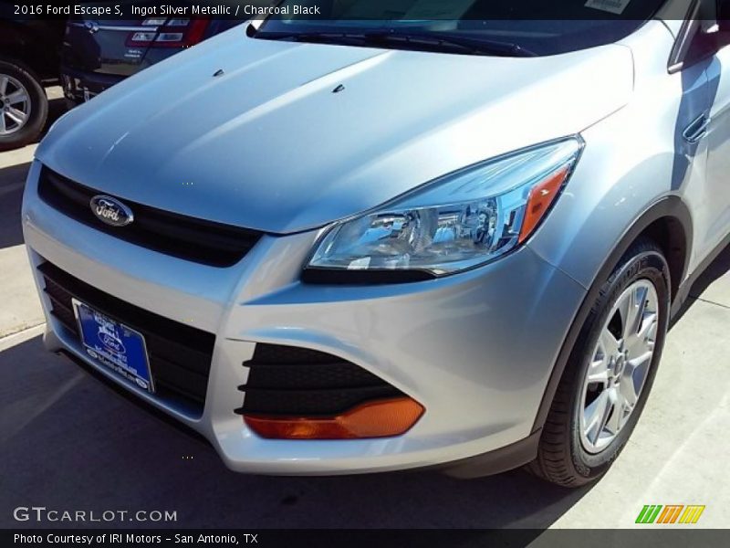 Ingot Silver Metallic / Charcoal Black 2016 Ford Escape S