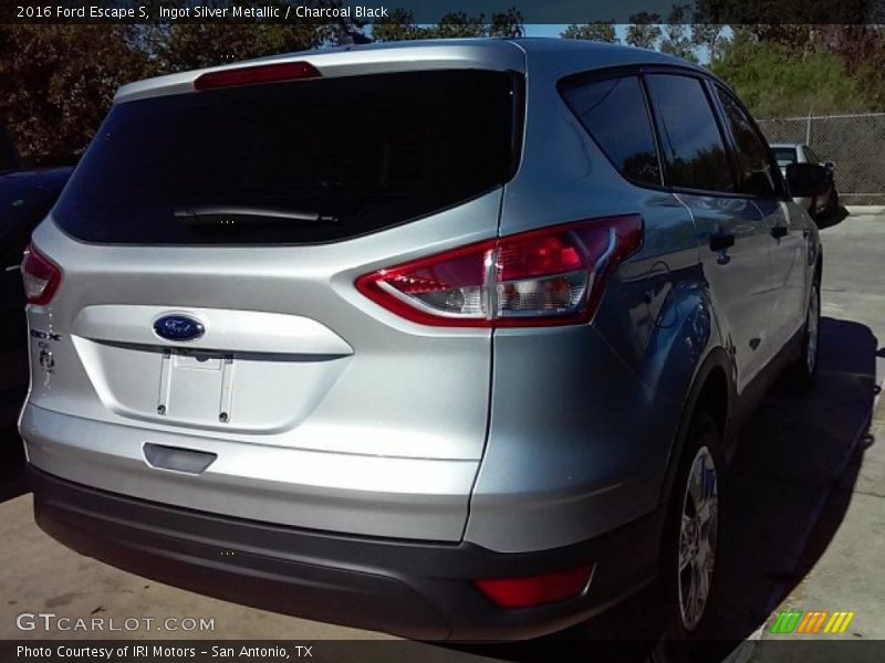 Ingot Silver Metallic / Charcoal Black 2016 Ford Escape S
