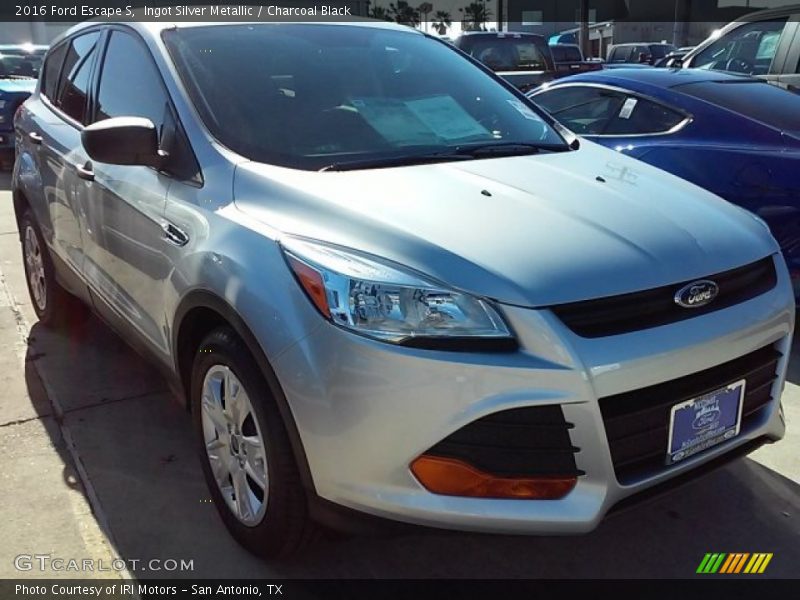 Ingot Silver Metallic / Charcoal Black 2016 Ford Escape S