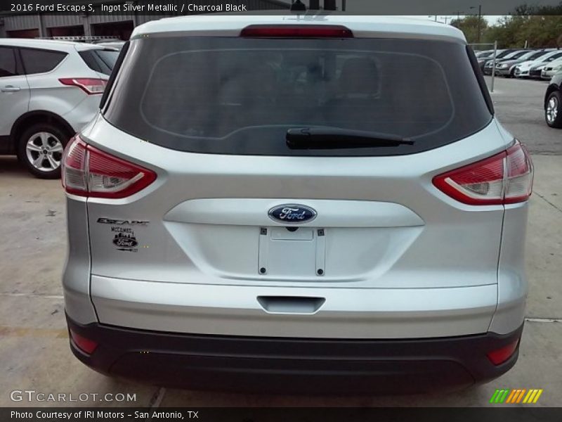 Ingot Silver Metallic / Charcoal Black 2016 Ford Escape S