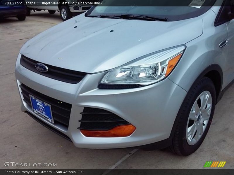 Ingot Silver Metallic / Charcoal Black 2016 Ford Escape S