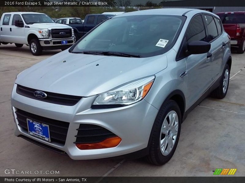Ingot Silver Metallic / Charcoal Black 2016 Ford Escape S