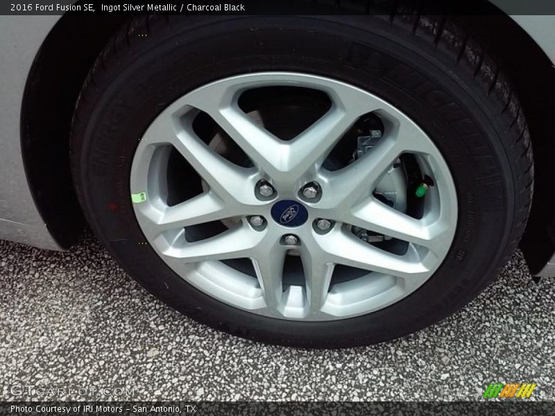 Ingot Silver Metallic / Charcoal Black 2016 Ford Fusion SE