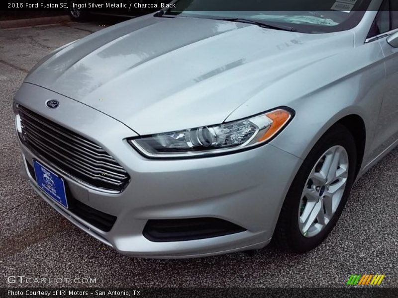 Ingot Silver Metallic / Charcoal Black 2016 Ford Fusion SE