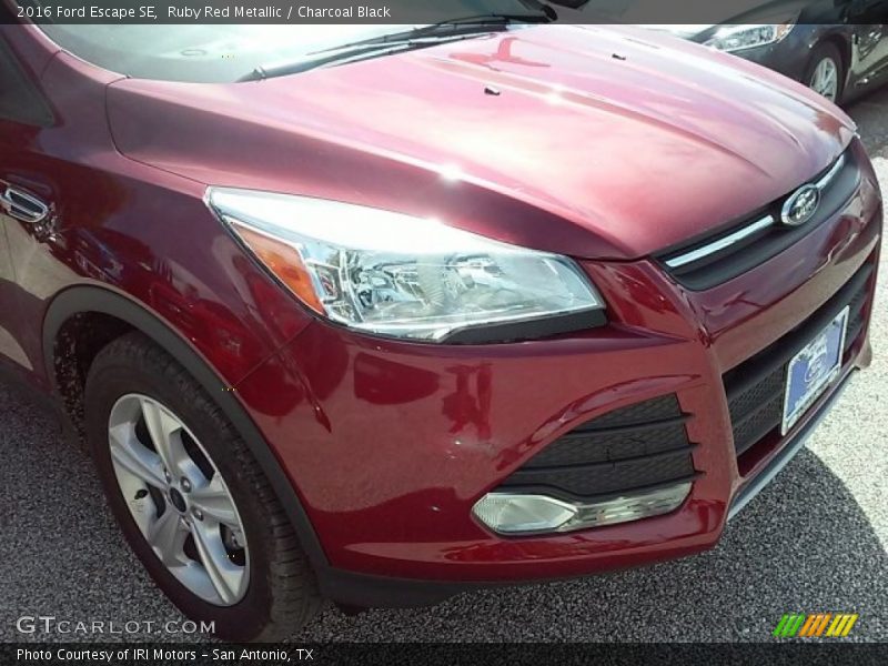 Ruby Red Metallic / Charcoal Black 2016 Ford Escape SE