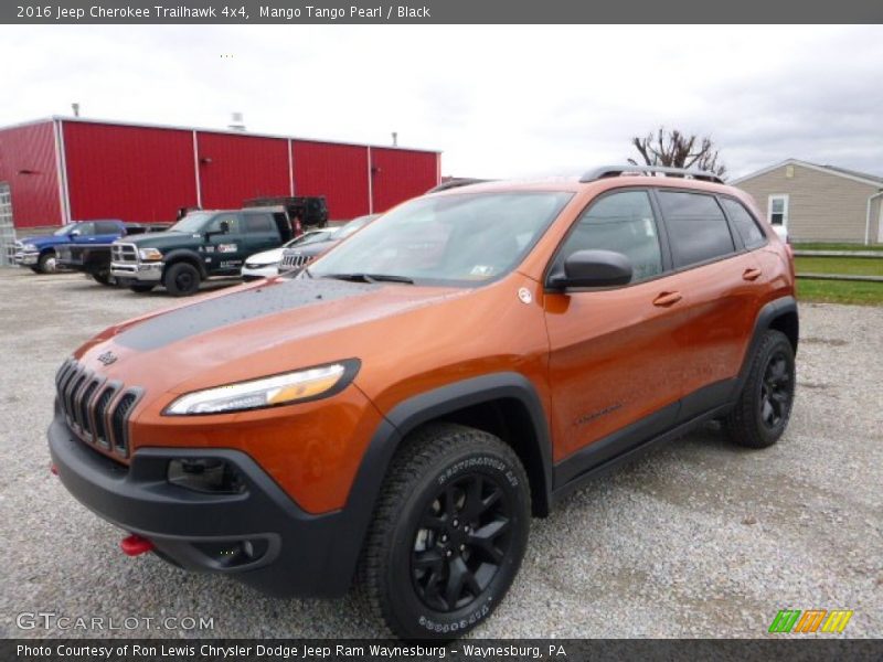 Front 3/4 View of 2016 Cherokee Trailhawk 4x4