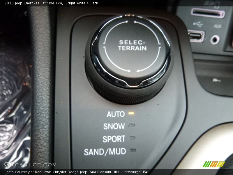 Bright White / Black 2016 Jeep Cherokee Latitude 4x4