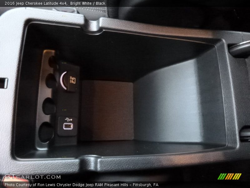 Bright White / Black 2016 Jeep Cherokee Latitude 4x4