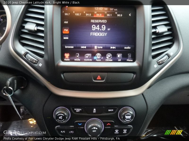 Bright White / Black 2016 Jeep Cherokee Latitude 4x4
