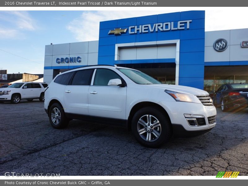 Iridescent Pearl Tricoat / Dark Titanium/Light Titanium 2016 Chevrolet Traverse LT