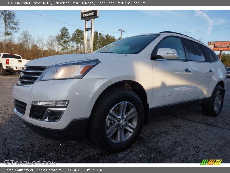 Iridescent Pearl Tricoat / Dark Titanium/Light Titanium 2016 Chevrolet Traverse LT