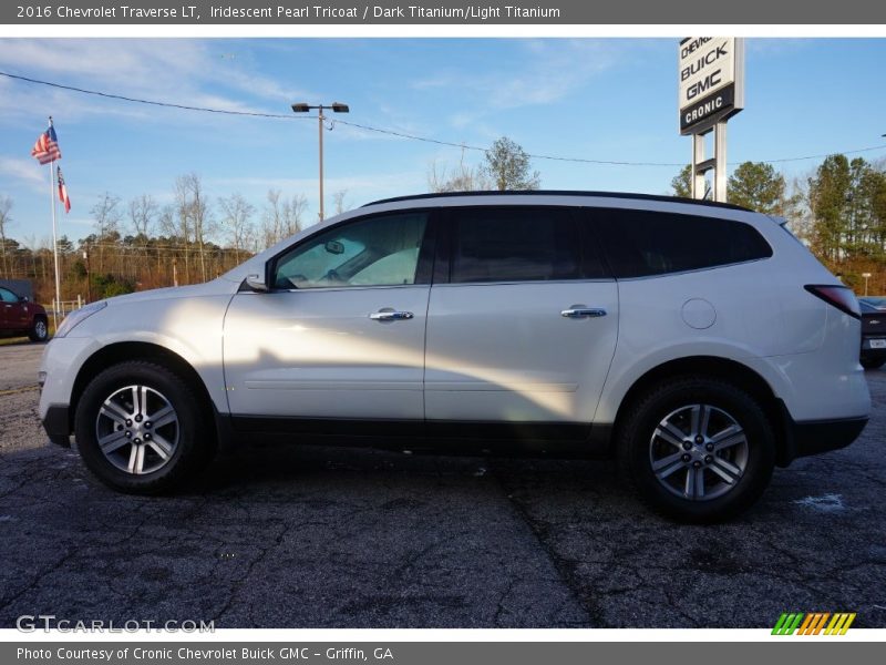 Iridescent Pearl Tricoat / Dark Titanium/Light Titanium 2016 Chevrolet Traverse LT