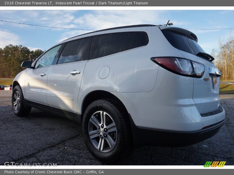 Iridescent Pearl Tricoat / Dark Titanium/Light Titanium 2016 Chevrolet Traverse LT