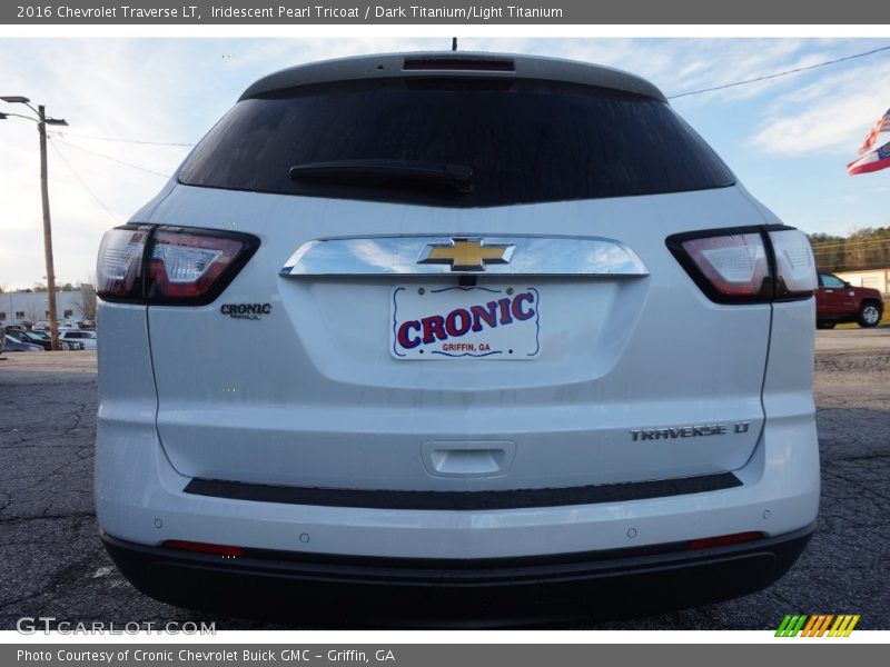 Iridescent Pearl Tricoat / Dark Titanium/Light Titanium 2016 Chevrolet Traverse LT