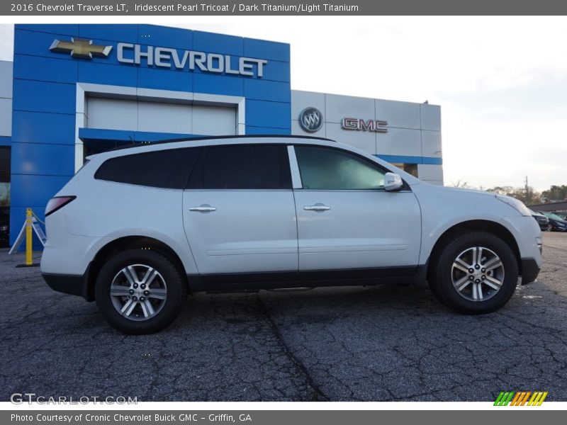 Iridescent Pearl Tricoat / Dark Titanium/Light Titanium 2016 Chevrolet Traverse LT