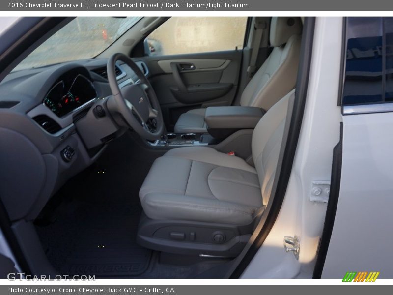 Iridescent Pearl Tricoat / Dark Titanium/Light Titanium 2016 Chevrolet Traverse LT