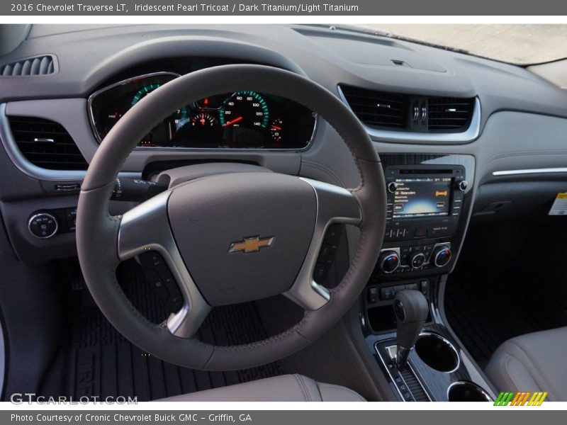 Iridescent Pearl Tricoat / Dark Titanium/Light Titanium 2016 Chevrolet Traverse LT