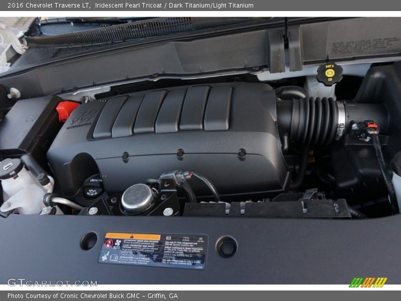 Iridescent Pearl Tricoat / Dark Titanium/Light Titanium 2016 Chevrolet Traverse LT