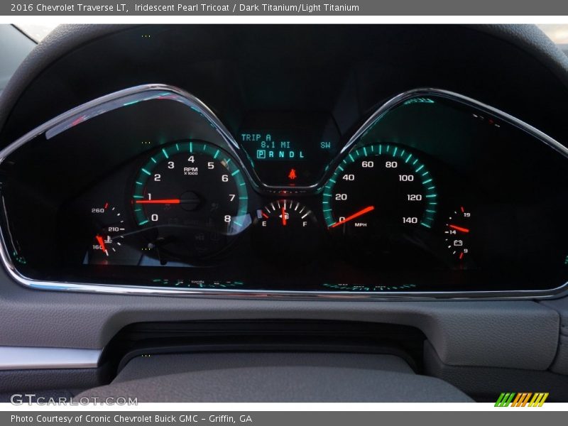 Iridescent Pearl Tricoat / Dark Titanium/Light Titanium 2016 Chevrolet Traverse LT