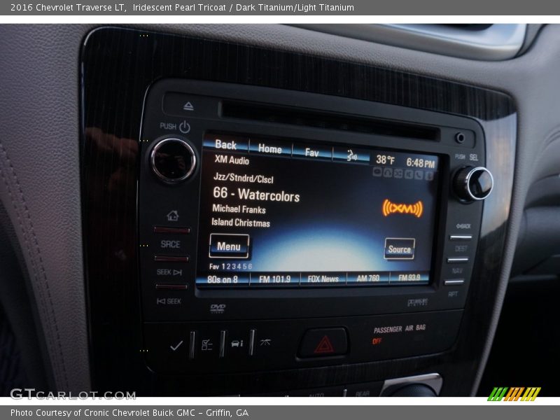 Iridescent Pearl Tricoat / Dark Titanium/Light Titanium 2016 Chevrolet Traverse LT