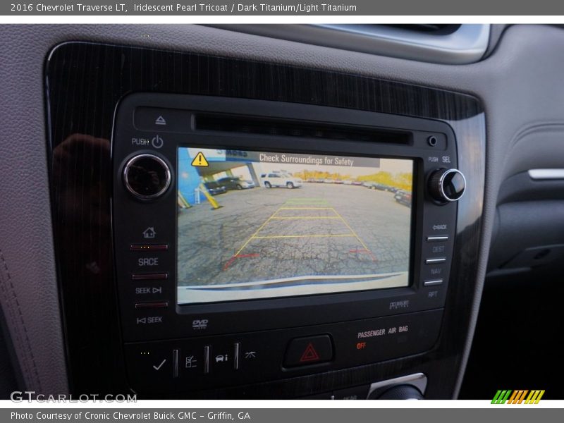 Iridescent Pearl Tricoat / Dark Titanium/Light Titanium 2016 Chevrolet Traverse LT