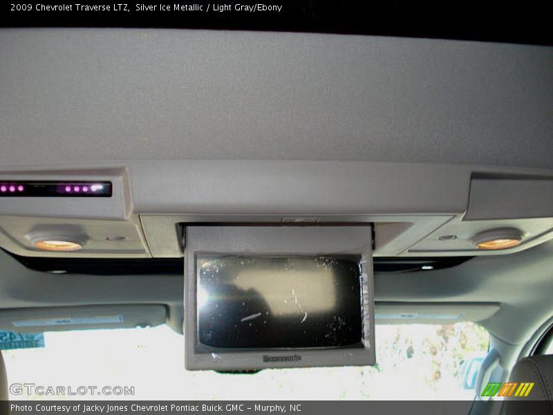 Silver Ice Metallic / Light Gray/Ebony 2009 Chevrolet Traverse LTZ