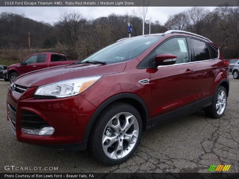 Front 3/4 View of 2016 Escape Titanium 4WD