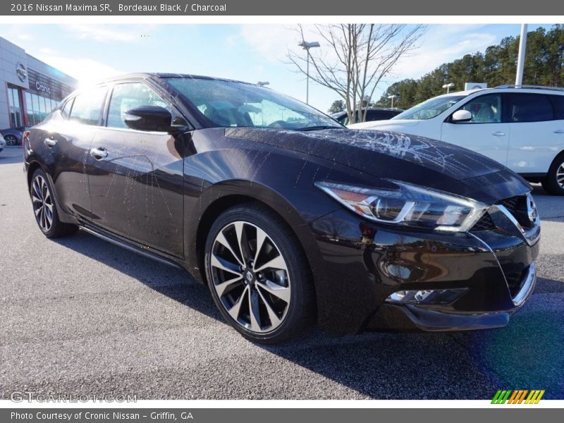 Front 3/4 View of 2016 Maxima SR