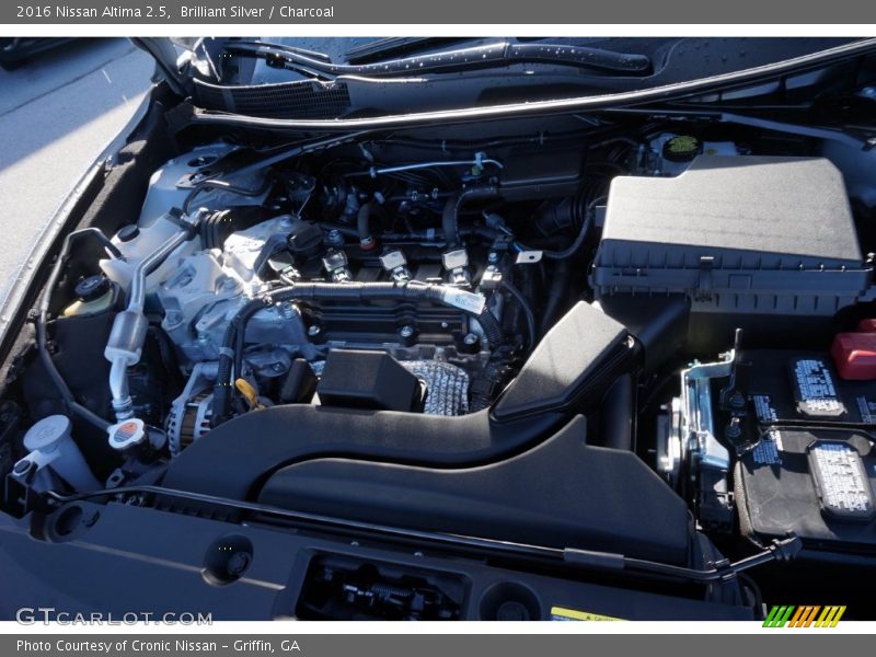 Brilliant Silver / Charcoal 2016 Nissan Altima 2.5