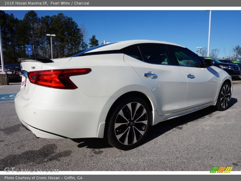 Pearl White / Charcoal 2016 Nissan Maxima SR