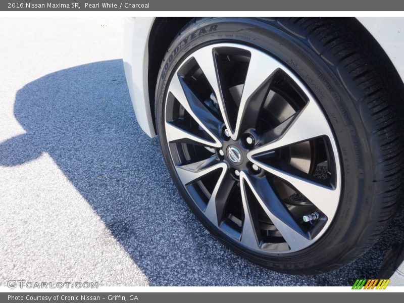 Pearl White / Charcoal 2016 Nissan Maxima SR