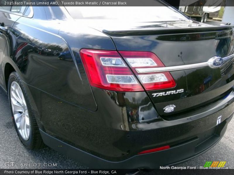 Tuxedo Black Metallic / Charcoal Black 2015 Ford Taurus Limited AWD