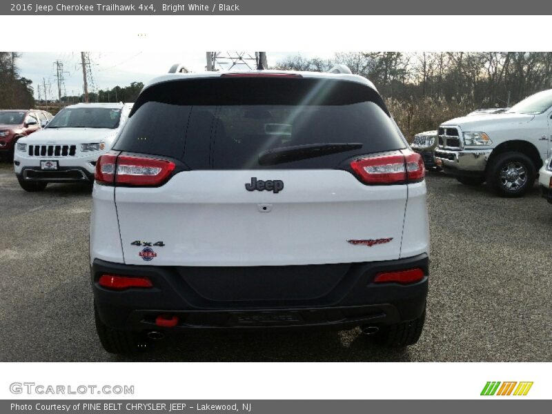 Bright White / Black 2016 Jeep Cherokee Trailhawk 4x4