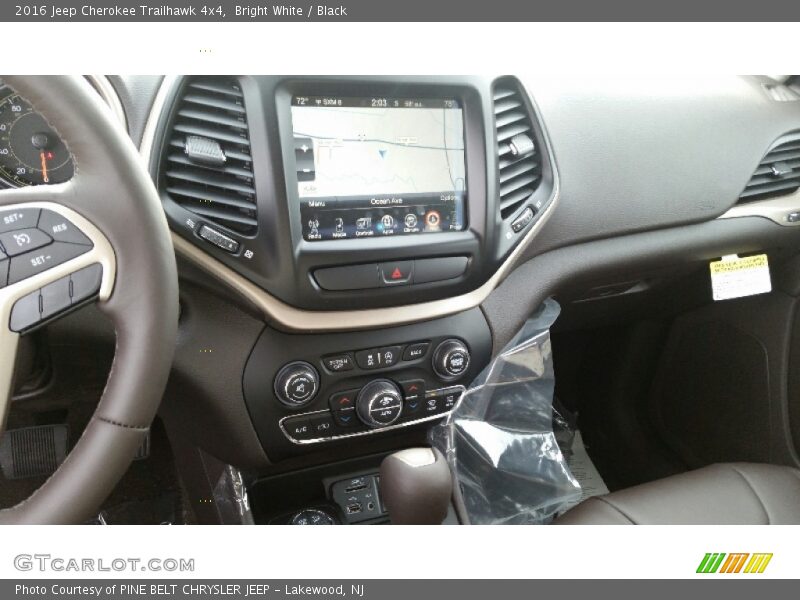 Bright White / Black 2016 Jeep Cherokee Trailhawk 4x4