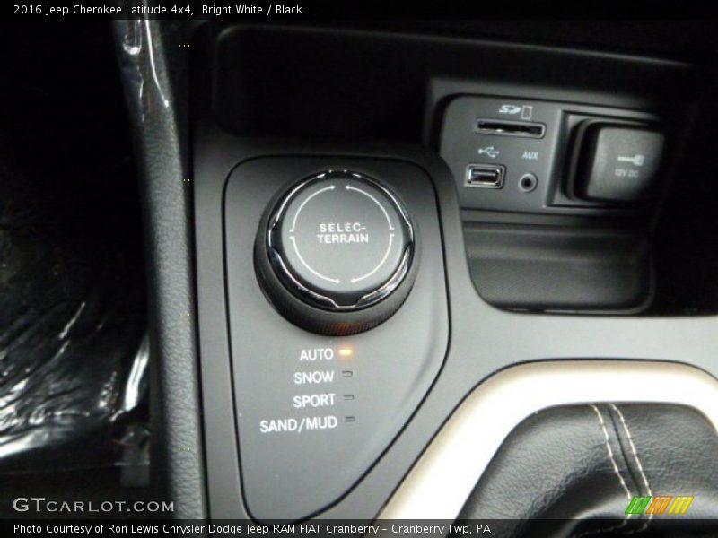 Bright White / Black 2016 Jeep Cherokee Latitude 4x4
