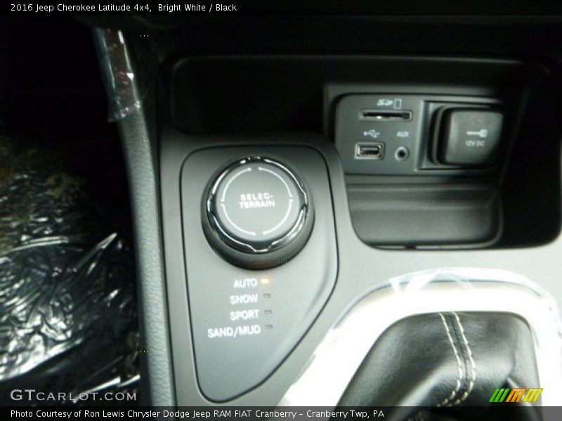 Bright White / Black 2016 Jeep Cherokee Latitude 4x4