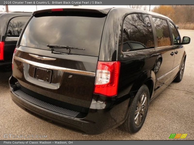 Brilliant Black Crystal Pearl / S Black 2016 Chrysler Town & Country S