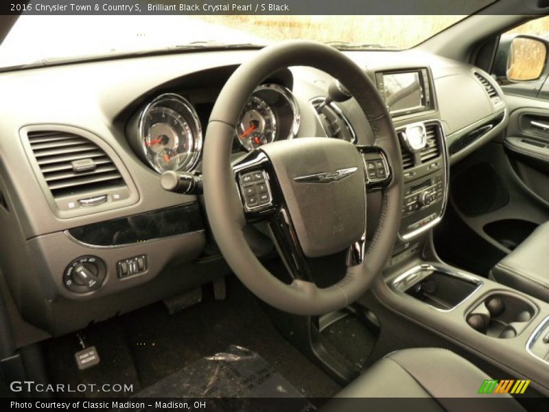 Brilliant Black Crystal Pearl / S Black 2016 Chrysler Town & Country S