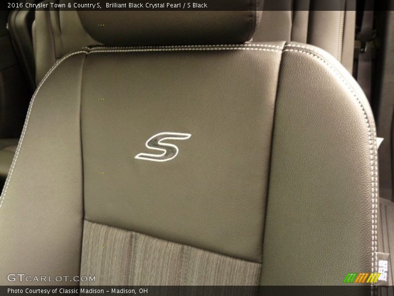 Brilliant Black Crystal Pearl / S Black 2016 Chrysler Town & Country S