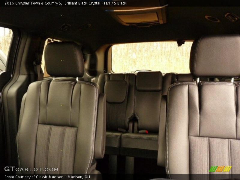 Brilliant Black Crystal Pearl / S Black 2016 Chrysler Town & Country S