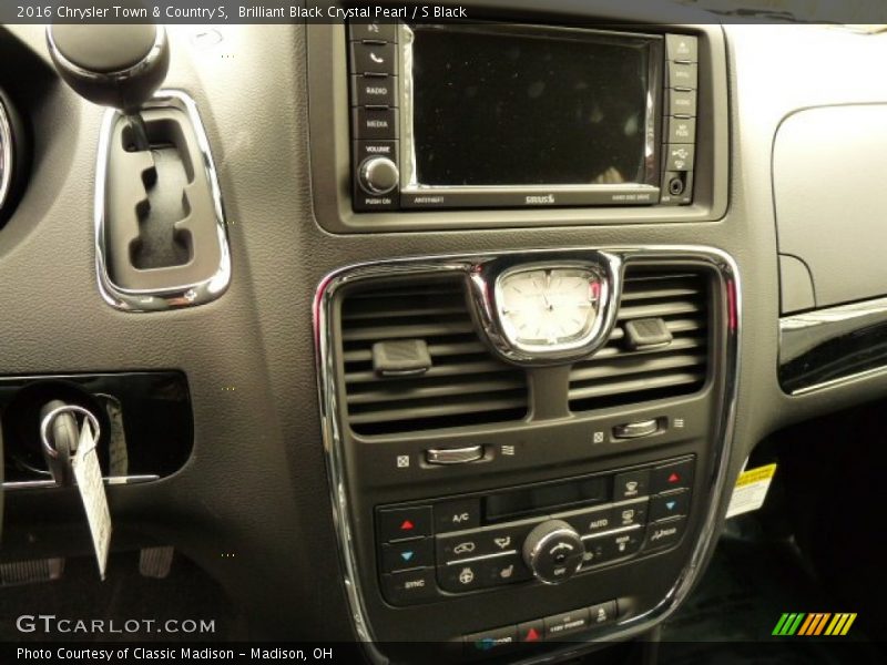 Brilliant Black Crystal Pearl / S Black 2016 Chrysler Town & Country S