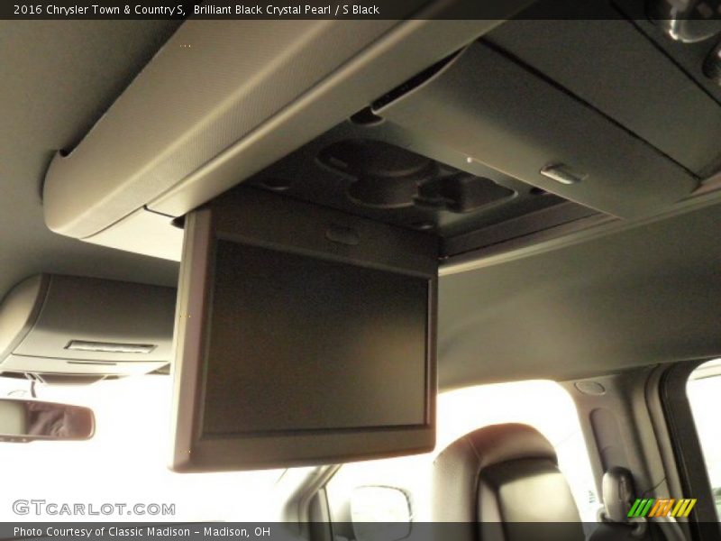 Brilliant Black Crystal Pearl / S Black 2016 Chrysler Town & Country S