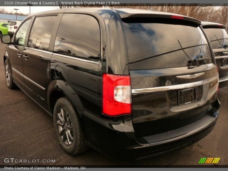 Brilliant Black Crystal Pearl / S Black 2016 Chrysler Town & Country S