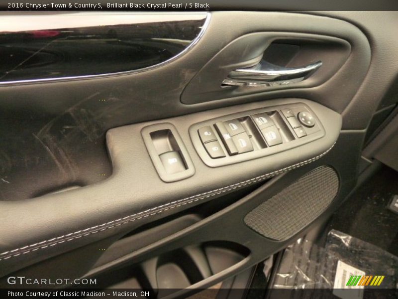 Brilliant Black Crystal Pearl / S Black 2016 Chrysler Town & Country S