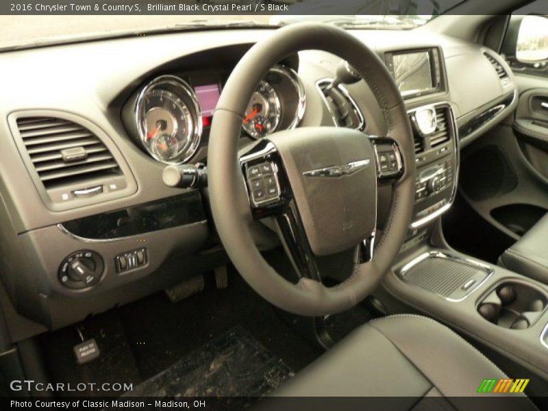 Brilliant Black Crystal Pearl / S Black 2016 Chrysler Town & Country S