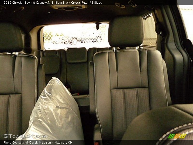 Brilliant Black Crystal Pearl / S Black 2016 Chrysler Town & Country S