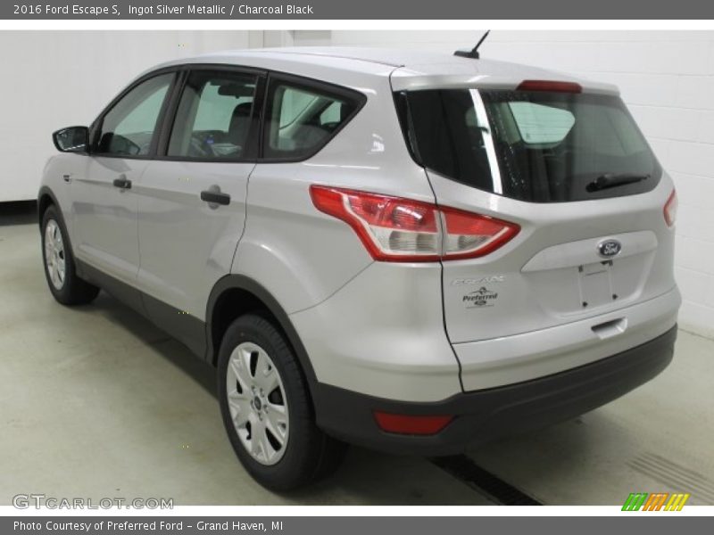Ingot Silver Metallic / Charcoal Black 2016 Ford Escape S