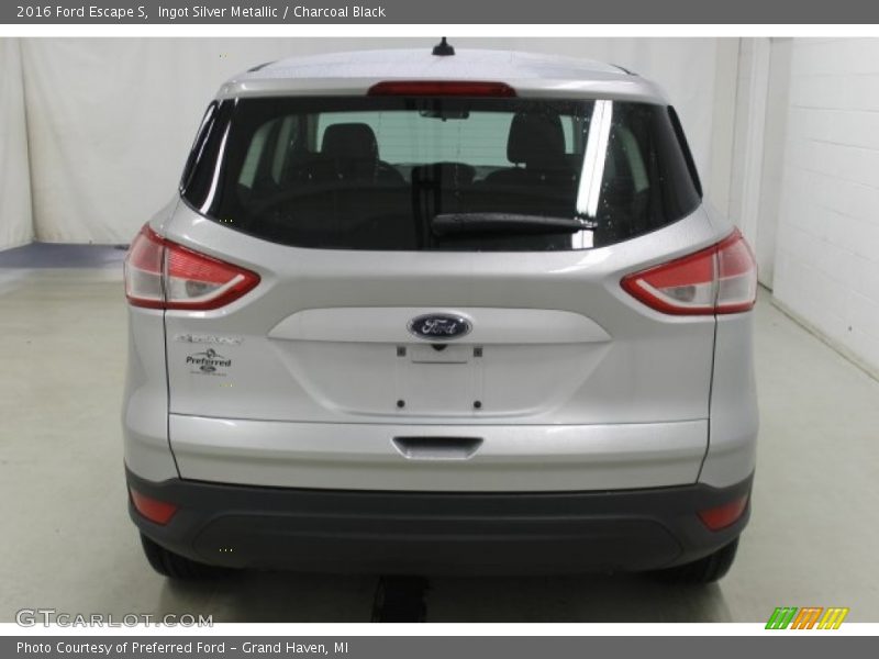 Ingot Silver Metallic / Charcoal Black 2016 Ford Escape S