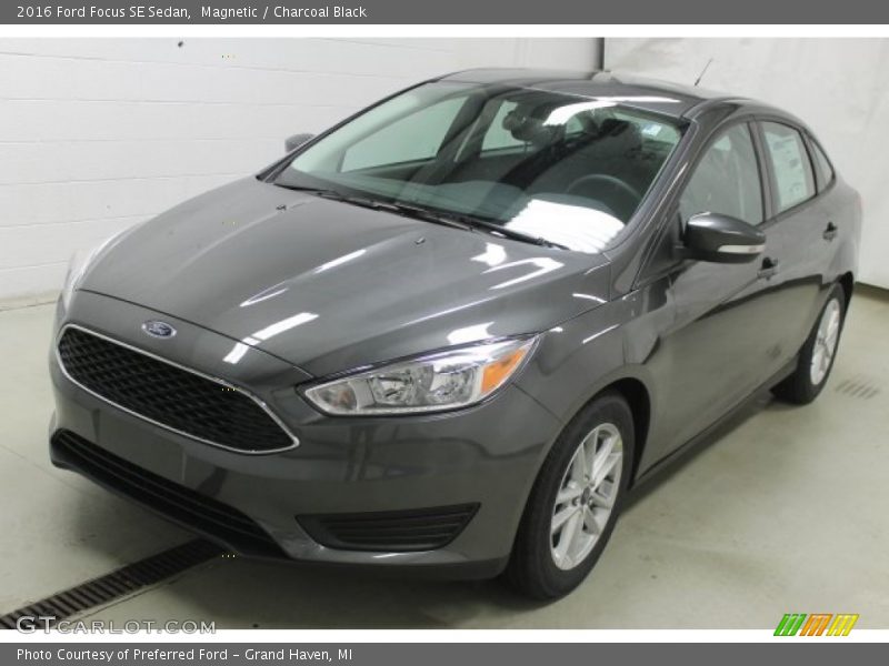 Magnetic / Charcoal Black 2016 Ford Focus SE Sedan